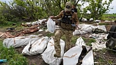 Exhumierung getöteter russischer Soldaten in der Nähe des Dorfes Malaya Rohan bei Charkiw