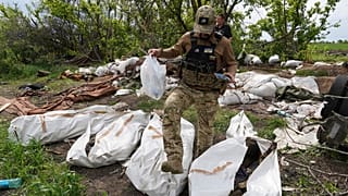 Exhumierung getöteter russischer Soldaten in der Nähe des Dorfes Malaya Rohan bei Charkiw