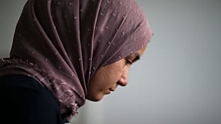 Nursimangul Abdureshid, une jeune femme ouïghoure, lors d'une interview avec Associated Press à Istanbul, en Turquie, le 4 mai 2022.