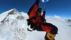 Bergsteiger und Gleitschirmflieger Pierre Carter hat mit offizieller Erlaubnis der Behörden vom Mount Everest abgehoben, 24.05.2022