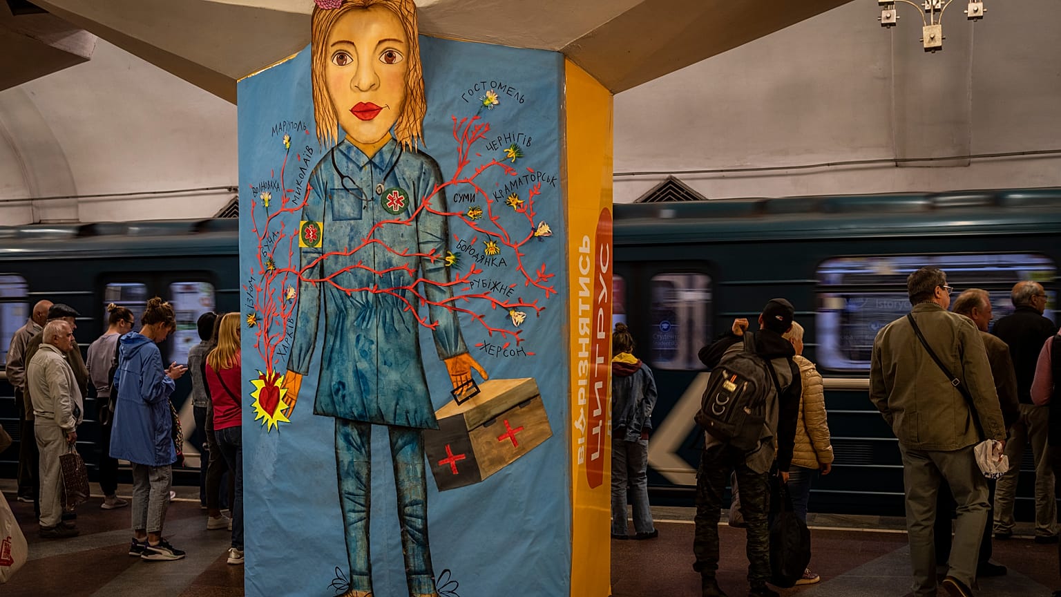 Ápolónőt ábrázoló alkotással tisztelegnek Ukrajna védői előtt egy harkivi metrómegállóban.