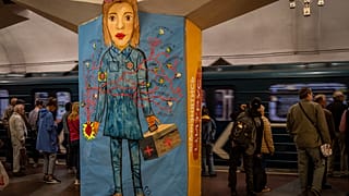 Ápolónőt ábrázoló alkotással tisztelegnek Ukrajna védői előtt egy harkivi metrómegállóban.