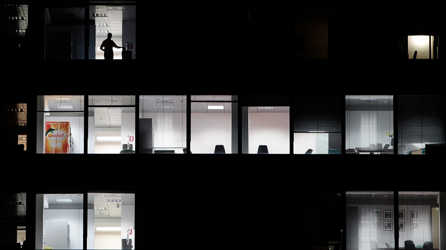 Pausa di lavoro notturno (archivi AP, uffici romani dell'ENI)