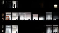 Pausa di lavoro notturno (archivi AP, uffici romani dell'ENI)