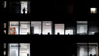 Pausa di lavoro notturno (archivi AP, uffici romani dell'ENI)
