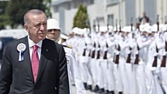 الرئيس التركي رجب طيب أردوغان يتفقد حرس الشرف العسكري خلال حفل بمناسبة رسو غواصة في كوجالي، تركيا، الاثنين 23 مايو 2022