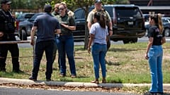 Vor der Robb-Grundschule in Uvalde, Texas