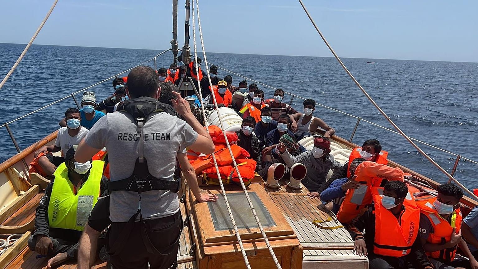 Las cerca de 100 personas rescatadas a bordo del Astral. 
