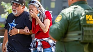 Une femme pleure en quittant le Uvalde Civic Center, mardi 24 mai 2022, à Uvalde (Texas).