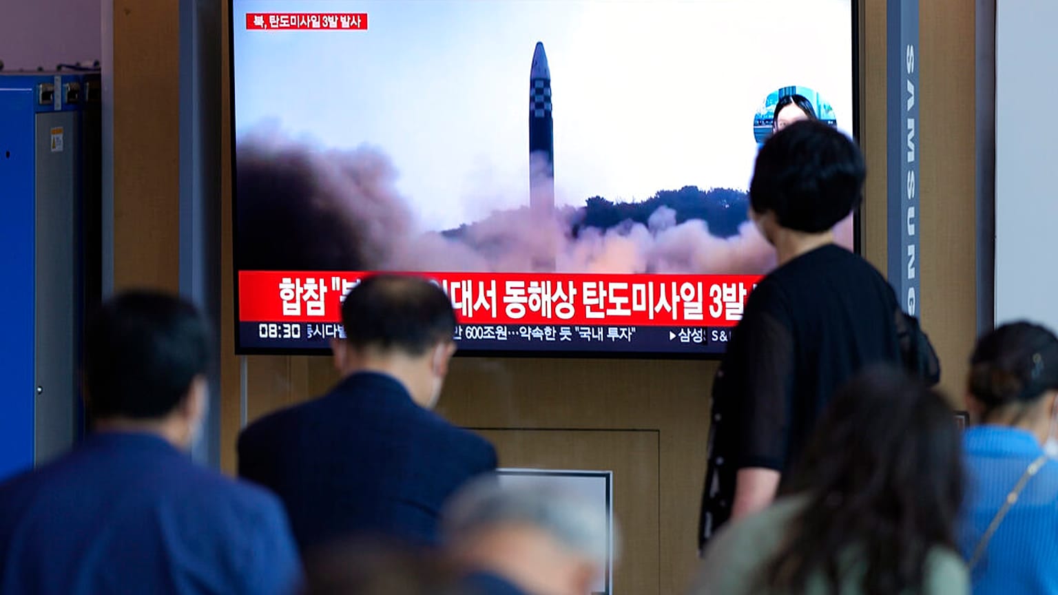 Ecran de télé dans une gare à Séoul (Corée du Sud), avec des images relatives au lancement d'un missile nord-coréen - photo du 25/05/2022
