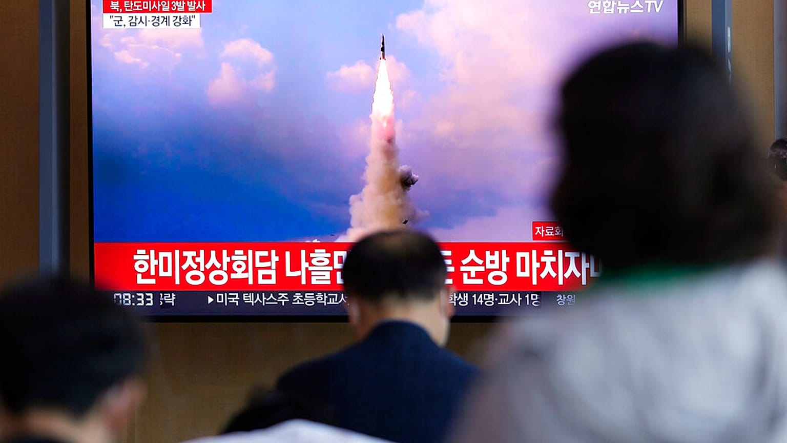 Észak-koreai rakétatesztet nézik egy televíziós híradásban Dél-Koreában