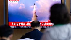 Észak-koreai rakétatesztet nézik egy televíziós híradásban Dél-Koreában