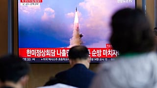 Észak-koreai rakétatesztet nézik egy televíziós híradásban Dél-Koreában