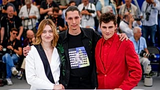 Le réalisateur Maksym Nakonechnyi, au centre, avec Rita Burkovska et Lyubomyr Valivots lors de la séance de photos pour "Butterfly Vision" à Cannes, mercredi 25 mai 2022.