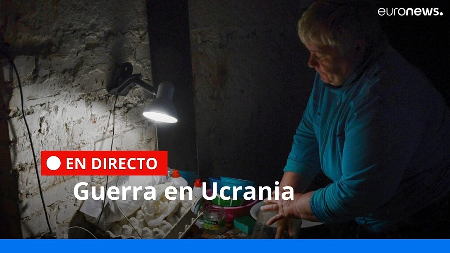 Una mujer ucraniana lava los platos en el sótano de un edificio utilizado como refugio antibombas en Soledar, región de Donetsk, Ucrania, el martes 24 de mayo de 2022.