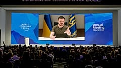 Der ukrainische Präsident Wolodymyr Selenskyj nimmt per Videoschalte in Davos an einer Gesprächsrunde teil