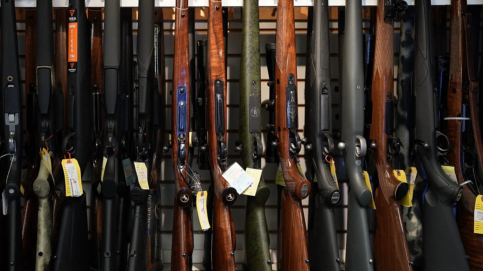 كيف تحدّد اللوائح الأوروبية حيازة الأسلحة واقتناءها في دول الاتحاد الأوروبي