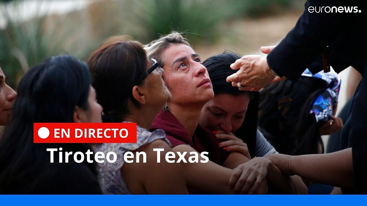 El arzobispo de San Antonio, Gustavo García-Siller, consuela a las familias a las afueras del Centro Cívico en Uvalde, Texas el martes 24 de mayo de 2022