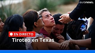 El arzobispo de San Antonio, Gustavo García-Siller, consuela a las familias a las afueras del Centro Cívico en Uvalde, Texas el martes 24 de mayo de 2022