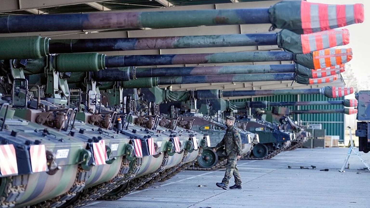 tank howitzers 2000 prior transport to Lithuania