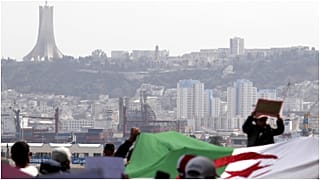 متظاهرون  شوارع الجزائر العاصمة في  أبريل 2021 لدعم الحراك 