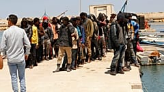 مهاجرون اعتقلوا بعد اعتراضهم في البحر الأبيض المتوسط ​​من قبل خفر السواحل الليبي، الاثنين 23 مايو 2022