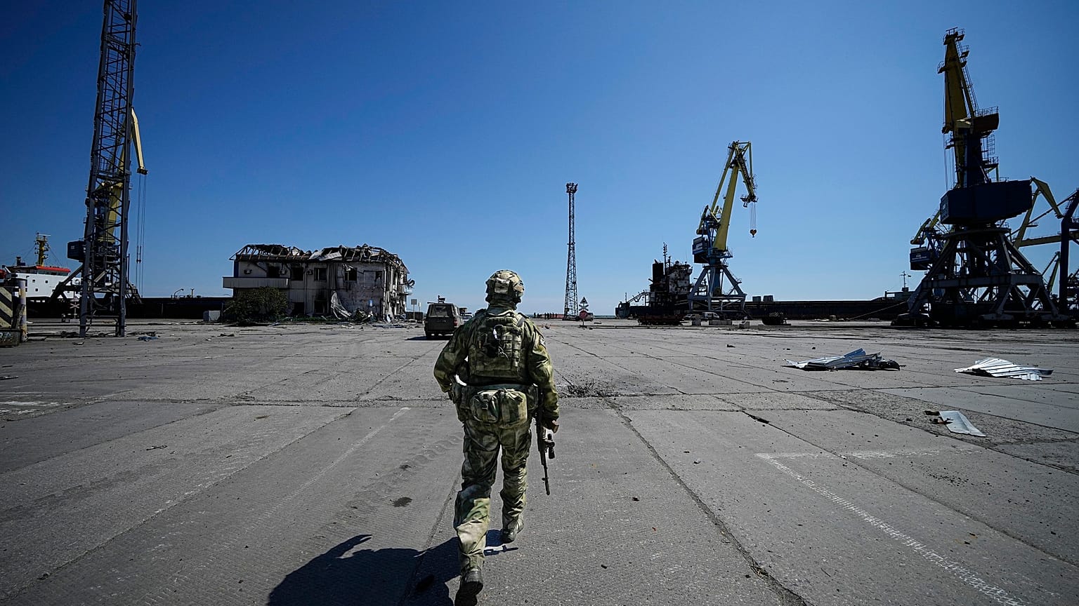 Orosz katona Mariupol kikötőjében