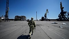 Orosz katona Mariupol kikötőjében