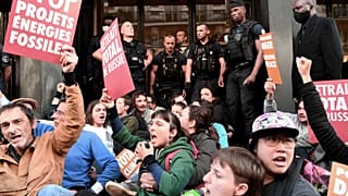 Des militants écologistes mobilisés pour empêcher le déroulement de l'Assemblée générale de TotalEnergies à Paris, le 25/05/2022