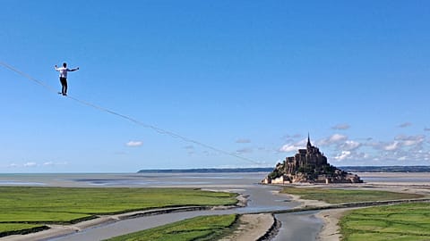 Nathan Paulin broke a new tightrope walking record at Mont Saint-Michel 