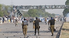 Pakistan'da eski Başbakan Han destekçilerine polis müdahalesi
