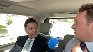 euronews-Mitarbeiter Jack Parrock spricht mit einem Teilnehmer des Weltwirtschaftsforums