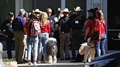 rendőrök és segítők gyülekeznek az uvaldei egészségügyi központ előtt