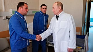 Putin saluda a un soldado herido