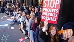 Menschen blockieren Eingang zur TotalEnergies Versammlung