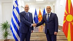 Ο υπουργός Εξωτερικών Νίκος Δένδιας ανταλλάσσει χειραψία με τον πρωθυπουργό της Βόρειας Μακεδονίας Ντίμιταρ Κοβατσέφσκι, κατά τη διάρκεια της συνάντησής τους στα Σκόπια