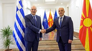 Ο υπουργός Εξωτερικών Νίκος Δένδιας ανταλλάσσει χειραψία με τον πρωθυπουργό της Βόρειας Μακεδονίας Ντίμιταρ Κοβατσέφσκι, κατά τη διάρκεια της συνάντησής τους στα Σκόπια