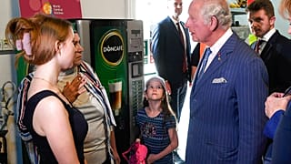 El Príncipe Carlos de Inglaterra visitando un centro de refugiados en Bucarest
