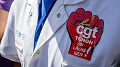Manifestante do Hospital Tenon, em Paris