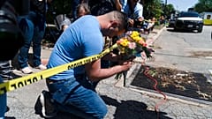 Trauernde Bewohner von Uvalde in Texas vor der Grundschule
