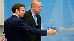 الرئيسان التركي رجب طيب إردوغان والفرنسي إيمانويل ماكرون خلال قمة للناتو في آذار/مارس 2022