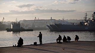 Рыбаки в порту Севастополя. Октябрь 2014 года