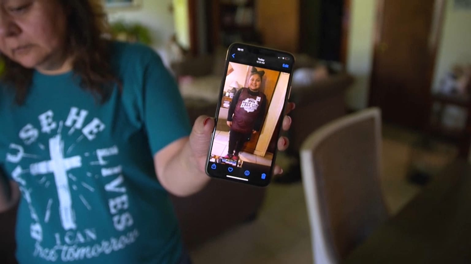 Siria Arizmendi muestra la fotografía de su sobrina Eliahna García, muerta en el tiroteo de Uvalde. Cortesía: Siria Arizmendi
