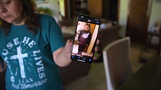 Siria Arizmendi muestra la fotografía de su sobrina Eliahna García, muerta en el tiroteo de Uvalde. Cortesía: Siria Arizmendi
