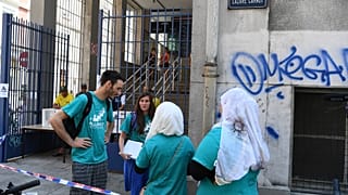 Aktivistinnen vor einem Schwimmbad in Grenoble - ARCHIV
