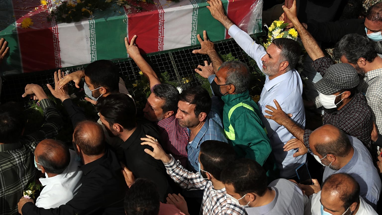 خلال دفن العقيد خدائي في طهران 