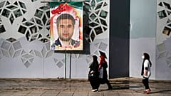 صورة للعقيد بالحرس الثوري الإيراني حسن صياد خدائي الذي قُتل يوم الأحد، قبل مراسم جنازته في طهران، الثلاثاء 24 مايو 2022