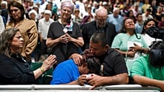 اثنان من أفراد عائلة أحد الضحايا الذين قُتلوا في إطلاق النار يوم الثلاثاء في مدرسة روب الابتدائية خلال صلاة في أوفالدي، تكساس، 25 مايو، 2