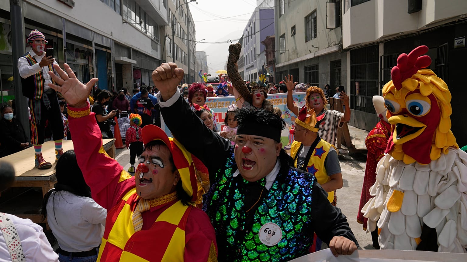 Payasos desfilando en el Día del Payaso Peruano