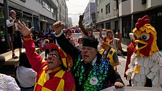Payasos desfilando en el Día del Payaso Peruano